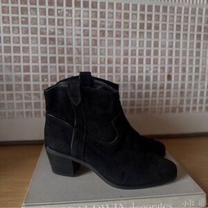 Vince Camuto Black Suede Block Heel Ankle Boots - Size 7